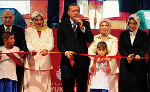 Erdoğan'ın Yanında Emine Hanım Var Ama O Ülke Erkekten İbaret Sanıyor