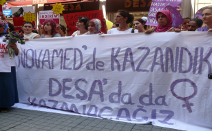 Kadınlar Direnişteki DESA İşçisi Arslan İçin Taksim’de Eylem Yaptı