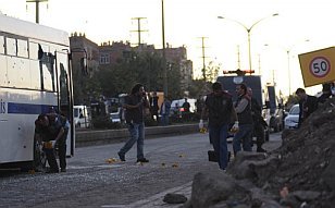 Diyarbakır'da Polis Servisine Saldırı: 4'ü Polis, 5 Kişi Öldü