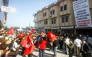 CHP'li Kadınlar Vakit Gazetesi Önünde Üzmez'i Protesto Etti