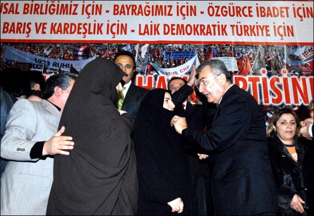 CHP de AKP de "Türban"ı Kadınların Gözünü Bağlamak İçin Kullanıyor 