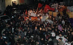 Taksim’de Binlerce Kişi Krize, İşsizliğe Karşı Meşalelerle Yürüdü