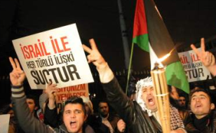 İsrail Gece Eylemleriyle Protesto Edildi