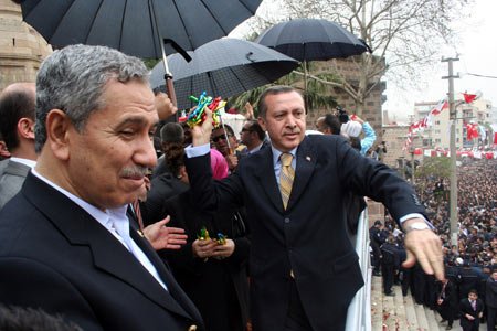 AKP'nin Genişleme Planı: Bir Tutam Açılım ve Ergenekon Baskısı