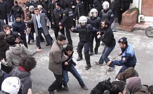 Anadolu Üniversitesi'nde Solcu Öğrencilere Polisten Cop ve Biber Gazı