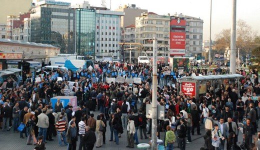 Krize Karşı Yüzlerce Kişi Taksim Meydanındaydı