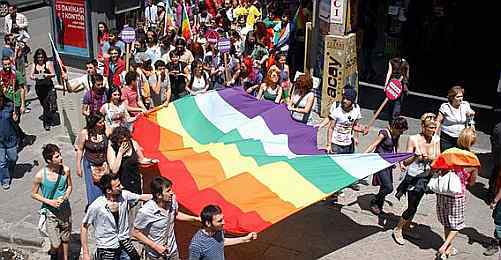 Ankara'da 300 Kişi Homofobi ve Transfobiye Karşı Yürüdü