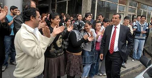Devlet Kürtçe Hizmete Hazırlanıyor, Belediye Başkanı Hâlâ Yargılanıyor