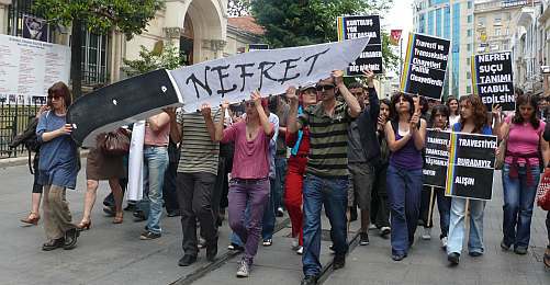 Aktivistler Taksim'de Nefret Cinayetlerini Protesto Etti