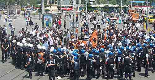 "Ulaşım Zammı Geri Alınsın" Diyen Halkevcilere Polis Müdahale Etti