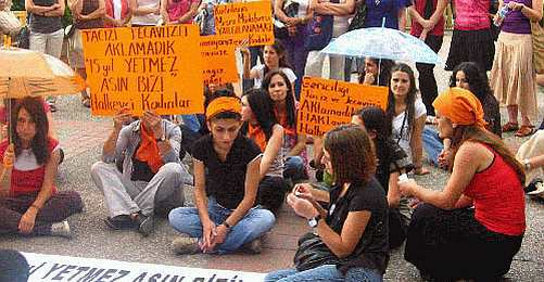 Kadınlar "Üzmez'e Yumurta"ya İstenen Cezayı Protesto Etti