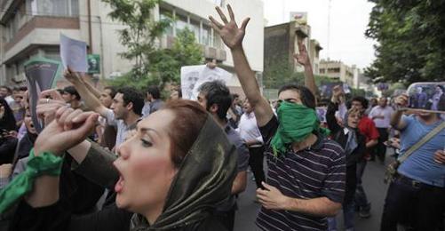 İran'da Rejim Sivil İtaatsizliğin Artmasından Korkuyor