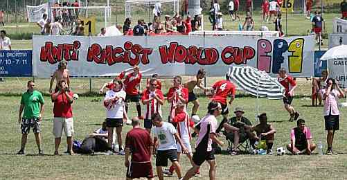 Futbolcular Irkçılığa Karşı Sahaya Çıkıyor