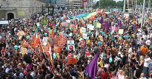 LGBTT Onur Yürüşüne Üç Bin Kişi Katıldı