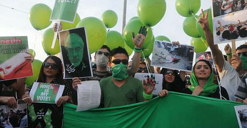 İranlı Öğrenciler Taksim'de Seçimleri Protesto Etti