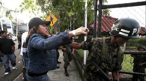 Honduras'ta Solcu Devlet Başkanına Karşı Askeri Darbe