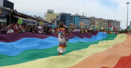 3,000 People in LGBTT Pride March