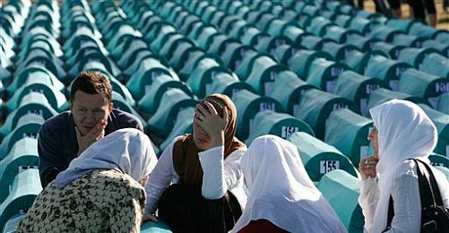 Srebrenica'da Ölenler Anıldı, Karaciç Eylül'de Yargılanacak
