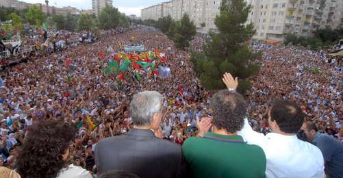 Diyarbakır'da On Binlerce Kişi DTP'nin Barış Yürüyüşüne Katıldı