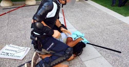 Polis Sosyalisti, Öğrenciyi Görünce Copuna Sarılıyor