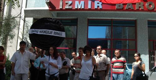 ÇHD Özgürlüklere Karşı Çıkan İzmir Baro Yönetimini Protesto Etti