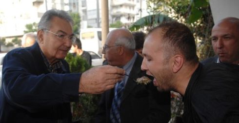 AKP ve CHP Bayrama "Bölücü" Suçlamalarıyla Girdi