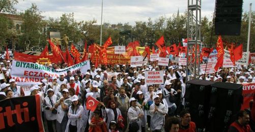 Binlerce Sağlık Çalışanı AKP'nin Sağlık Programına Karşı Yürüdü