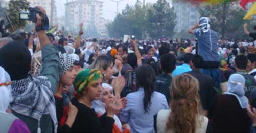 Barış Grubu'nu Diyarbakır'da On Binler Karşıladı