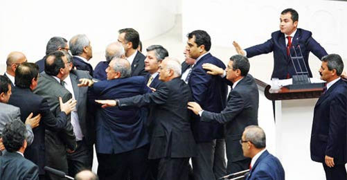 Kürtler Meclis'te Çözüm İstiyor, İtişme Değil 
