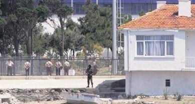 Öcalan'ın Yanına Beş Mahkum Gönderildi