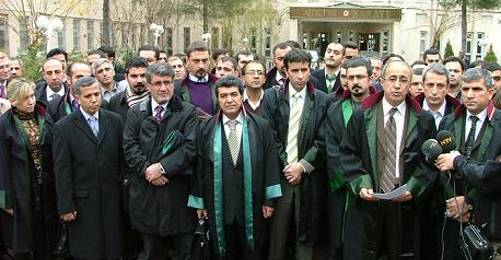 Avukatlar Diyarbakır'da Kelepçenin Peşini Bırakmıyor