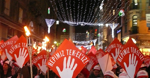 Foto-Galeri: TEKEL İşçileri İçin Taksim'de Meşaleli Yürüyüş
