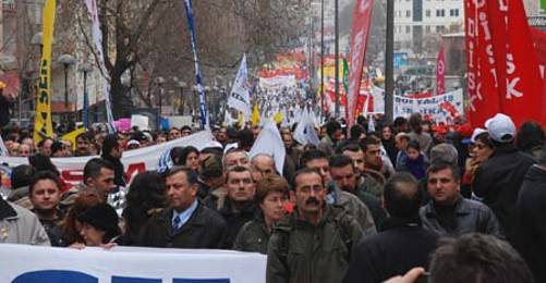 Binlerce Kişi TEKEL İşçileriyle Dayanışmak İçin Ankara'da Buluştu