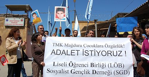 Gençlerden Diyarbakır Cezaevi Önünde Basın Açıklaması