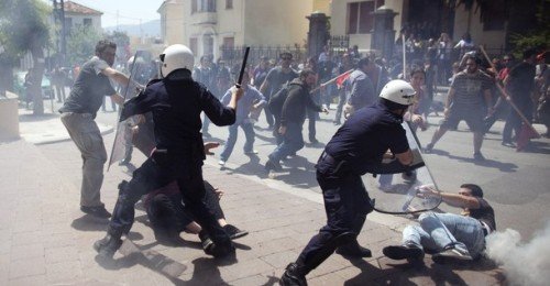 Genel Grev Arefesinde Atina'da Banka Ateşe Verildi: 3 Ölü