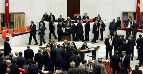 Dördüncü Günde Anayasa'nın Altı Maddesi Meclis'ten Geçti
