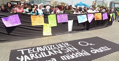 Kadınlar Taciz ve Tecavüzlere Karşı Sokaktaydı