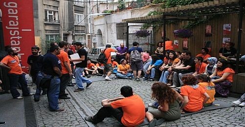 "Öteki" İnsanlarla Tanışmak İçin Yaşayan Kütüphane Beyoğlu'nda 