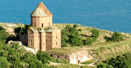 İki Bin Vanlı Ayine Gelen Ermenilere Evlerini Açtı