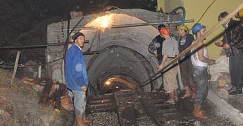 Maden İşçileri Üç Gündür Kurtarılmayı Bekliyor 