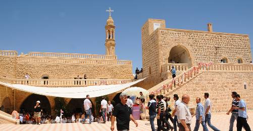 Süryaniler Midyat'taki Tarihi Kiliseyi 30 Yıl Sonra Yeniden İbadete Açtı