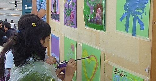 Çocuklar Barışın Resmini Çiziyor