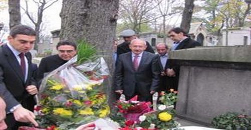 Kılıçdaroğlu, Yılmaz Güney ve Ahmet Kaya'nın Mezarlarına Karanfil Bıraktı 
