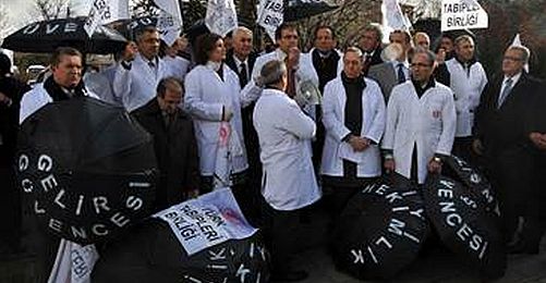 Doktorlar, Bütçe Görüşmesini Protesto İçin Meclis'e Yürüdü
