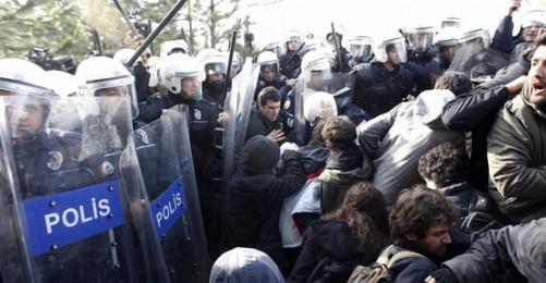 2,200 Policemen Intervened against 500 Students