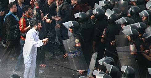 Mısır'da Halk Sokakta, Mübarek Direniyor
