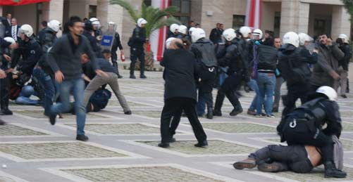 Gül'ü Protestoya Önce Şiddet Sonra Gözaltı