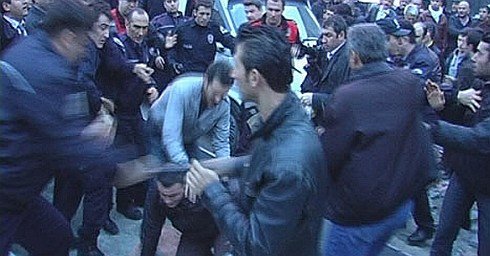 “Asker Uğurlama" Müdahalesinde Gazeteciye Polis Copu!
