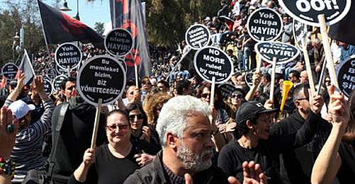 Kıbrıs'ta Onbinler 'Kendi Kendilerini Yönetmek' İstedi