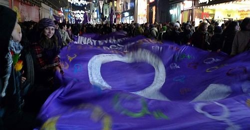 Kadınlar Örgütlü ve Güçlü Bir İsyan İçin Taksim'deydi